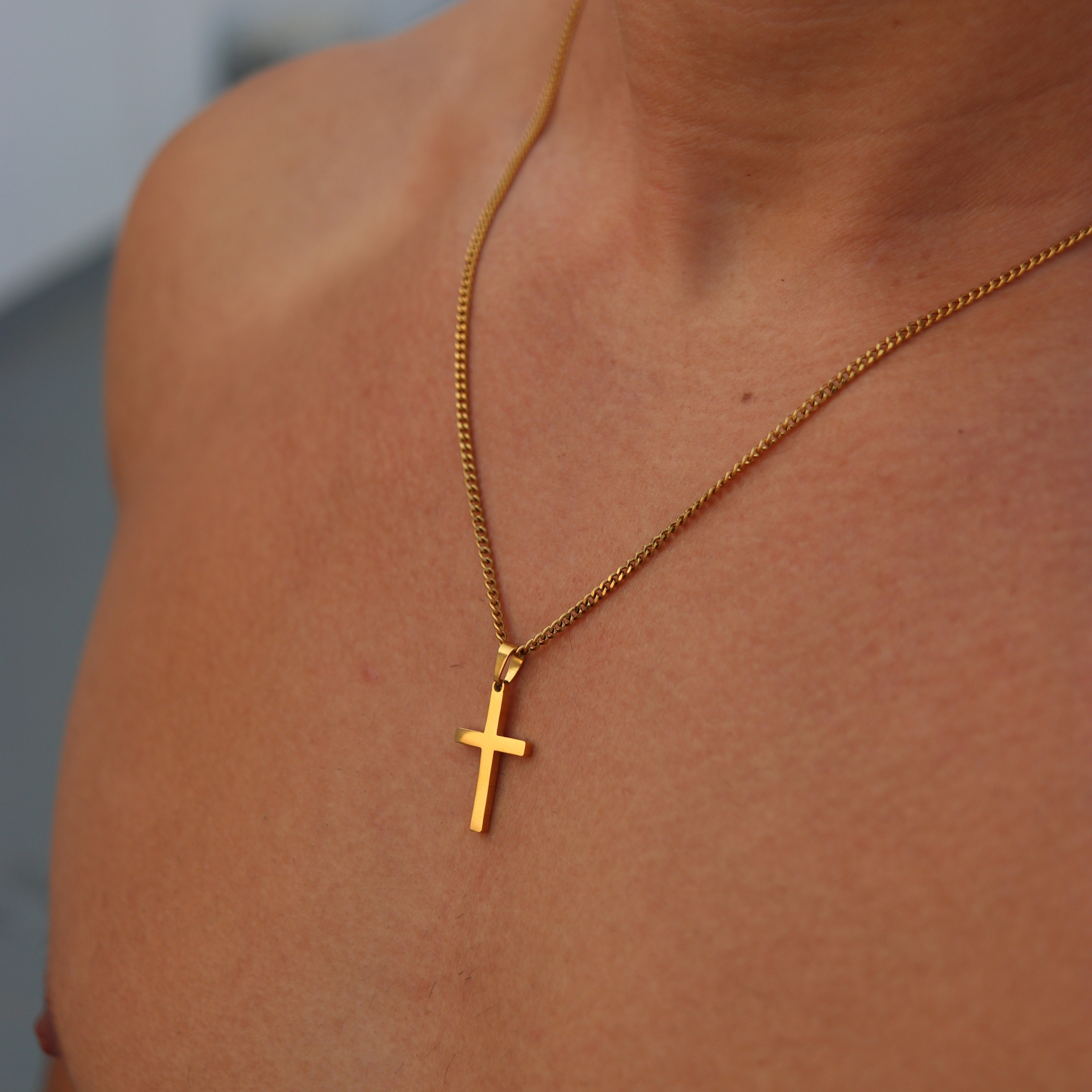 Cross Chain Pendant Gold